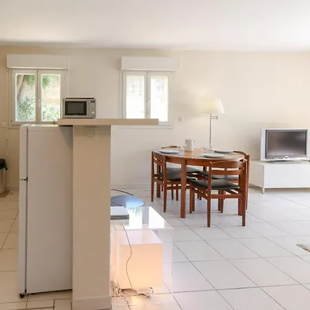 Charming & Bright Flat With Ac Garden 300m And Closed Garage - Benakey Apartment
