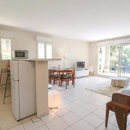 Apartment Charming & Bright Flat With Ac Garden 300m And Closed Garage - Benakey *