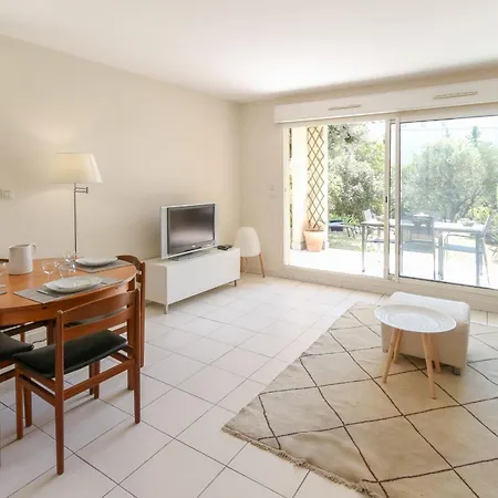 Apartment Charming & Bright Flat With Ac Garden 300m And Closed Garage - Benakey *