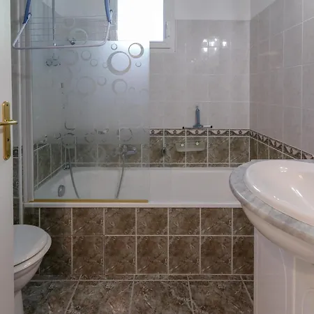 Charming & Bright Flat With Ac Garden 300m And Closed Garage - Benakey *